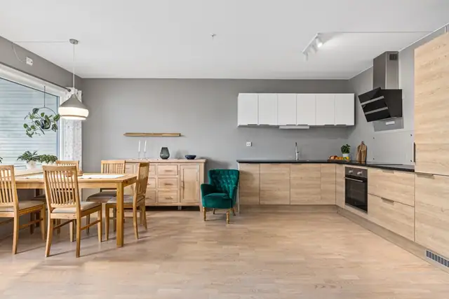 God plass for både sofagruppe, spisebord, salong og ev. annet møblement på stue og kjøkken.