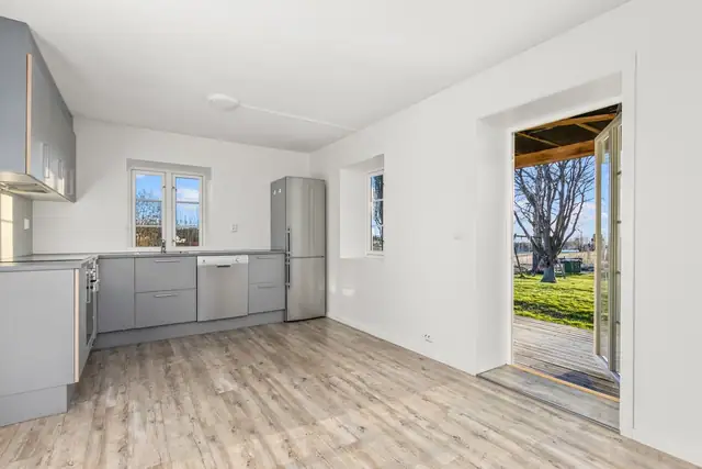 Moderne & lys selveierleilighet. Vinduer, bad & kjøkken fra 2018/19. Uteplass med gode solforhold. Parkeringsplass