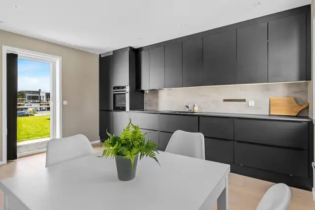 Flott enebolig fra 2019 med hybelutleie. 2 bad og 3 soverom i hovedhuset. Sentralt beliggende endetomt. Carport.