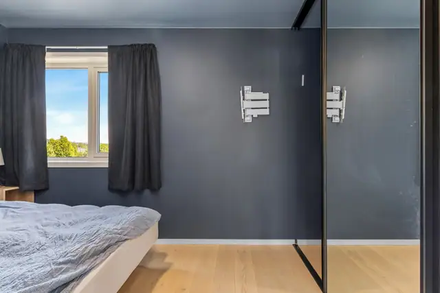 Skyvedørsgarderobe med speil