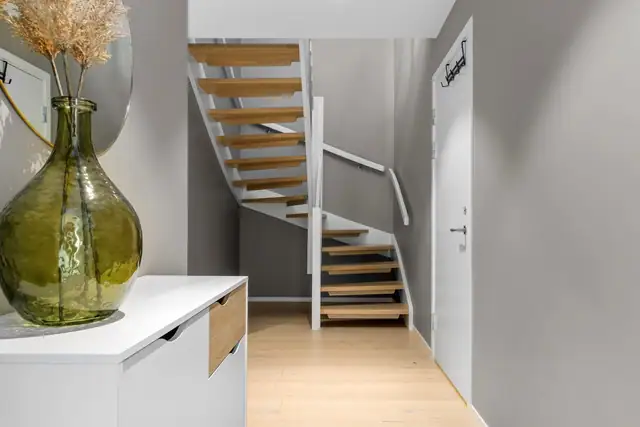 Flott enebolig fra 2019 med hybelutleie. 2 bad og 3 soverom i hovedhuset. Sentralt beliggende endetomt. Carport. — bilde 14