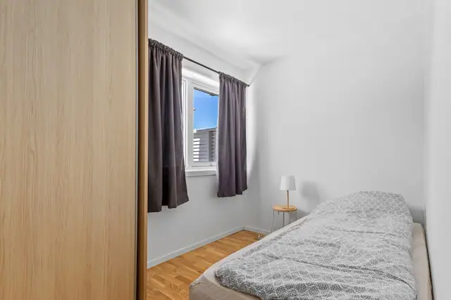 Soverom med garderobe