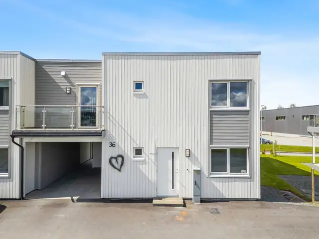 Egen inngang til hybel. ingnangen til hovedhuset i carporten, samt at det også er en praktisk bod og gjennomgang til hagen.
