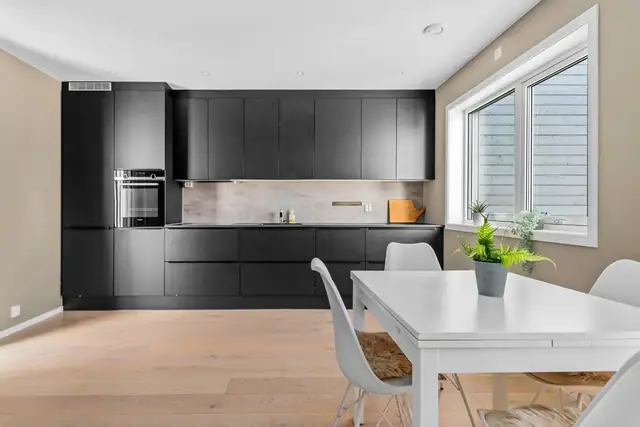 Flott enebolig fra 2019 med hybelutleie. 2 bad og 3 soverom i hovedhuset. Sentralt beliggende endetomt. Carport. — bilde 4