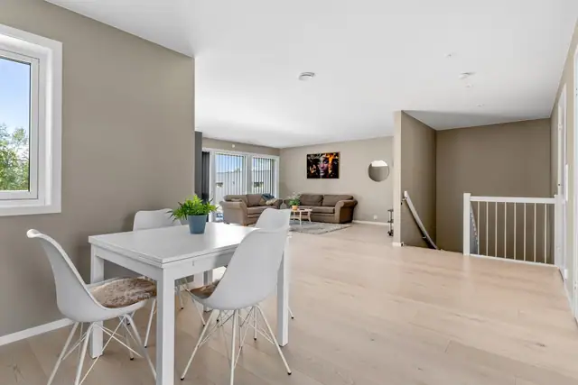 Flott enebolig fra 2019 med hybelutleie. 2 bad og 3 soverom i hovedhuset. Sentralt beliggende endetomt. Carport. — bilde 6