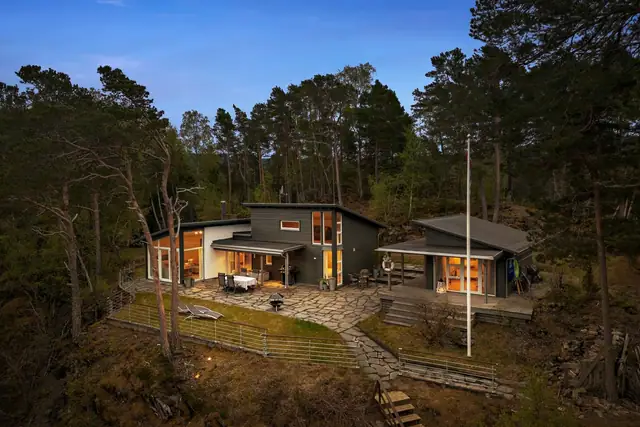 Sjelden perle nesten ytterst på Skarpøya. 106m² BRA inkl. anneks. Utmerkede sol- og utsiktsforhold.