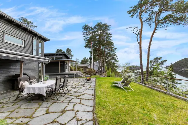 Syrefast stålgjerde er satt opp på pynten av tomta for ekstra trygghet. Minimalt vedlikeholdsbehov.