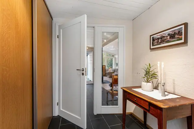Man ønske velkommen inn i selve hytta via en flislagt entrè med varmekabler i gulv. Romslig skyvedørsgarderobe med kurvsystem og oppheng.