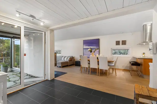 Videre adkomst til romslig hall på 12m². Flislagt gulv med varmekabler også her.