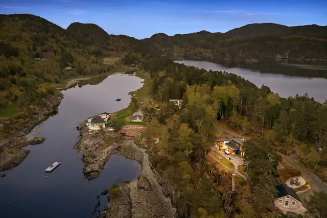 Usjenert og særdeles rolig beliggenhet på et lite høydedrag kun et steinkast fra sjøen (bokstavelig talt).