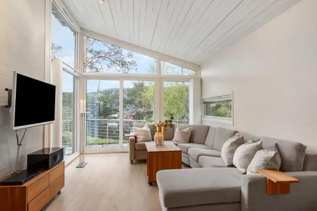 Totalt er stue og kjøkken 35m² og er praktisk adskilt fra "soveromsfløya". Stor heve-skyvedør som kan åpnes på varme sommerkvelder.