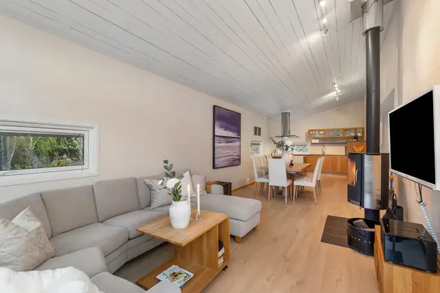 God plass til både spisebord og sofaløsning på stue/kjøkken. Vedfyring i tillegg til varme i gulv, som for øvrig ble byttet for noen år siden