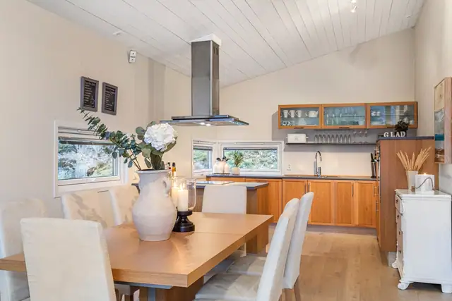 Selv om stue og kjøkken har åpen løsning, er kjøkkenet naturlig adskilt med spisebordet og kjøkkenøya.