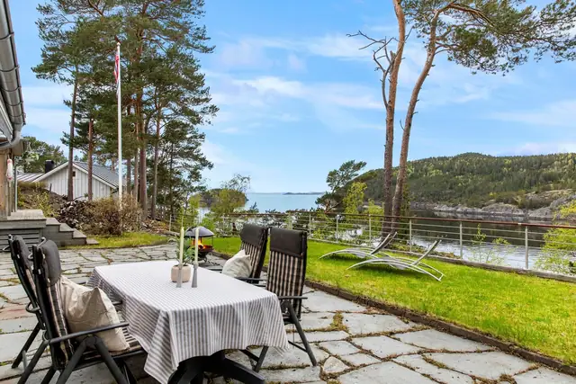 Terrasse/balkongareal på hele 158m² - opparbeidet med skiferheller (Oppdalsskifer).
