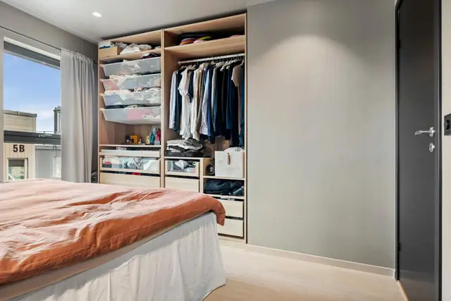 Hovedsoverommet på 12,5 m² har god plass til dobbeltseng og garderobeløsning.