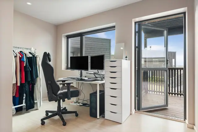 Fra det minste soverommet er det utgang til en takoverbygd veranda.