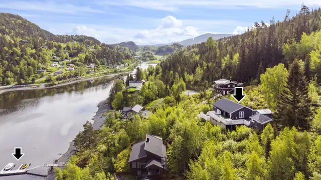 Idyllisk & velholdt fritidsbolig med fantastisk utsikt og lang solgang. Parkeringsplass. Brygge og båtplass. Anneks.