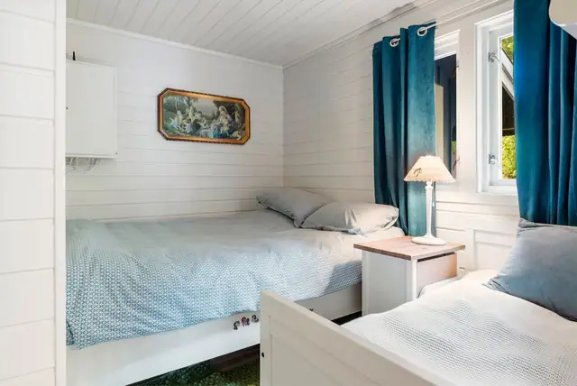 Inne i hytten finner du to soverom. Det minste soverommet er på 6 m² og er innredet med en dobbelseng og en barneseng.