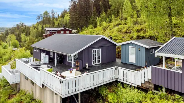 Romslig og solrik terrasse hvor du kan nyte solen fra morgen til kveld.