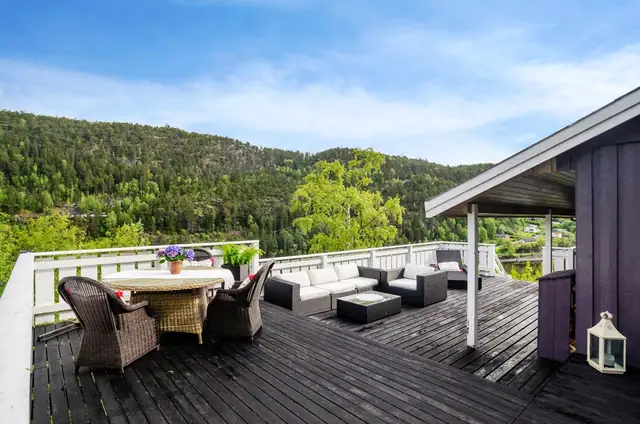 Terrassen byr på god plass til både spisegruppe og loungemøbler.