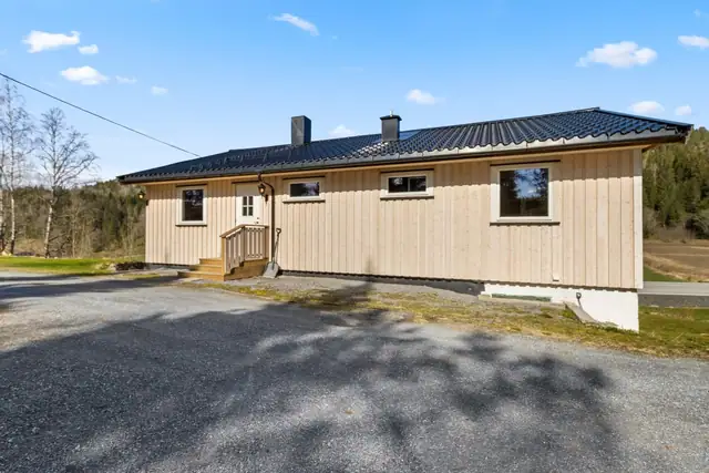Nyere vinduer og bordkledning på sør- og vestvegg.