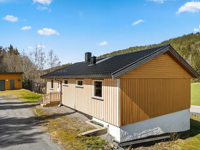 Taket, beslag og takrenner er også av nyere dato.