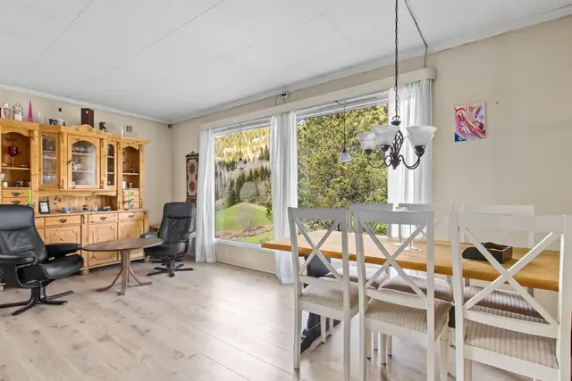 Stue med store vinduer som gir godt lysinnslipp!