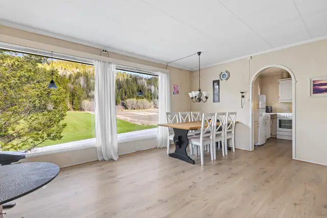 Det er god plass til spisestuemøblement på stua.