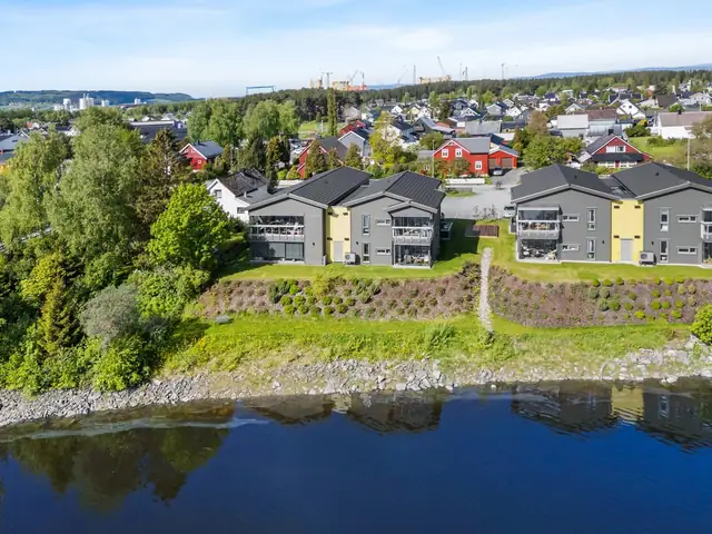 Velkommen til Gamle Ferjeveg 9 - nyere 4-roms leilighet med fantastisk beliggenhet langs Verdalselva. Innglasset veranda. Vannbåren varme. Garasje.