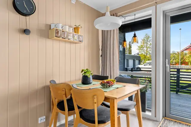Store vindusflater ved spiseplass, samt over kjøkkenbenk. utgang til egen hjørneveranda.