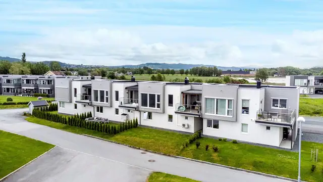 Moderne enebolig fra 2021 beliggende på Reinsholm. 3 soverom, 3 bad/våtrom. Leieinntekt hybel kr 6 135,- pr mnd. Carport