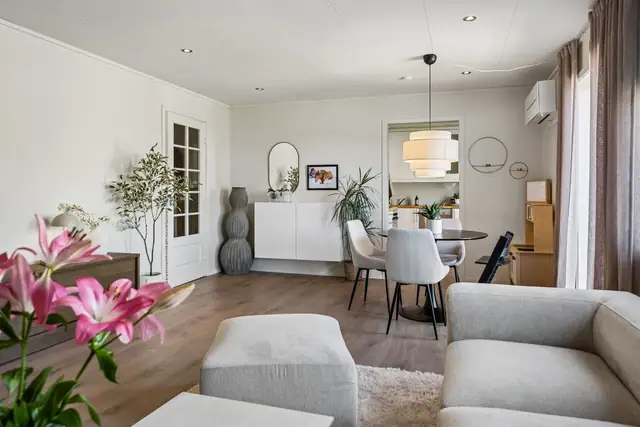 Stor stue med god plass til spiseplass i tillegg til sofagruppe/tv-stue.