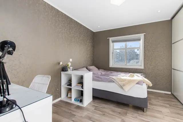 Soverom 12,5m². Skyvedørsgarderobe medfølger i handelen.