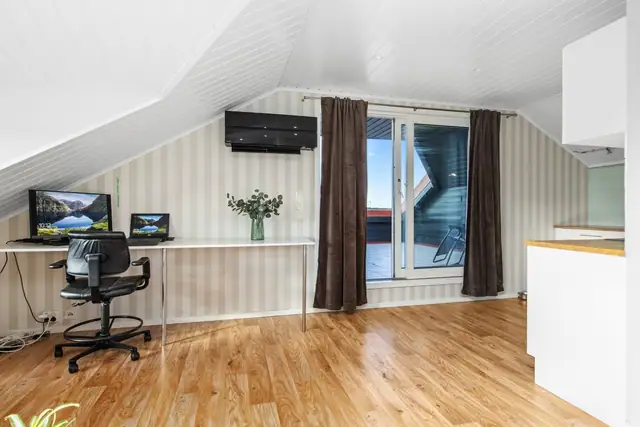 Delvis åpen stue/kjøkkenløsning på ca. 34m². Utgang til romslig terrasse.