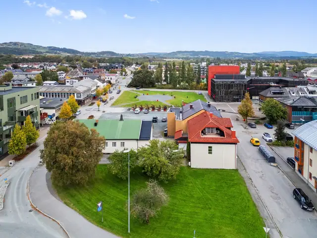 Attraktiv eiendom med både- bolig- og næringsformål og løpende leieinntekter kr. 16.000,- / mnd. til sammen på de to næringsdelene.