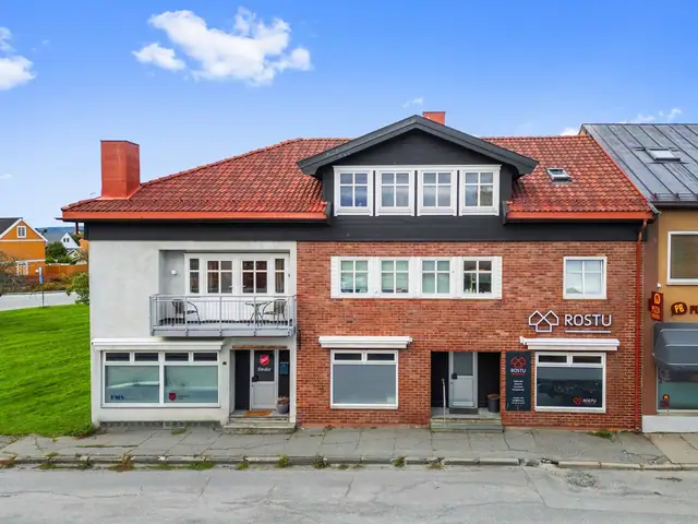 Fasade mot gateplan med god eksponering for ev. næring.