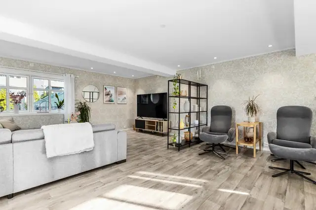 Selv bo-enheten har planløsning over 2. etasje, loft, deler av 1. etasje + kjelleren.