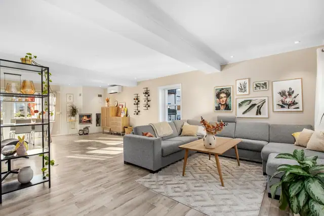 Romslig stue med flere møbleringsmuligheter. Stuen er hele 48m².