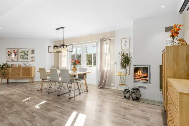 Boligen varmes opp via vedfyring (både oppe og nede), samt varmepumpe (luft-luft).