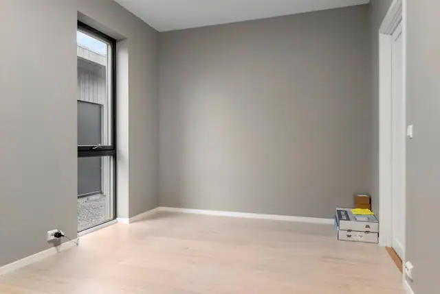 Boligen har 2 soverom, begge med plass for garderobe.