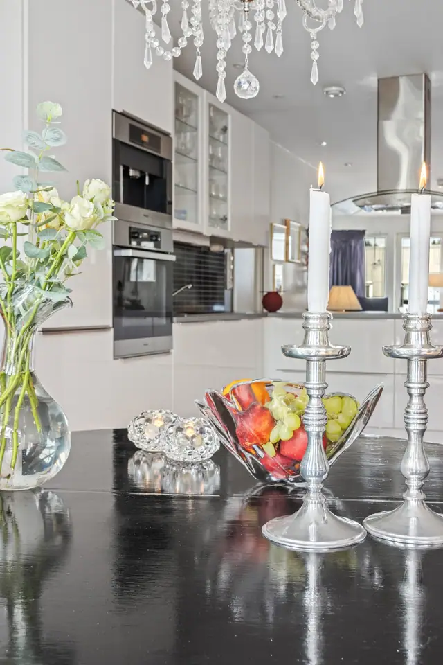 Bright & modern flat in a central location. 2 bedrooms. Lovely outdoor area. Lift. Parking space. — image 12