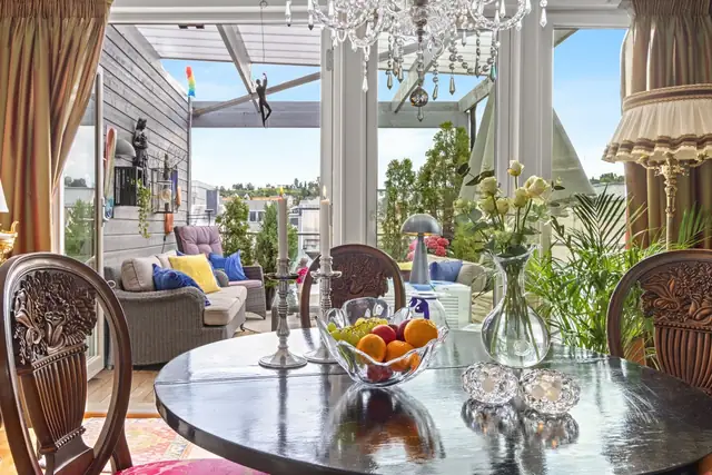 Bright & modern flat in a central location. 2 bedrooms. Lovely outdoor area. Lift. Parking space. — image 16