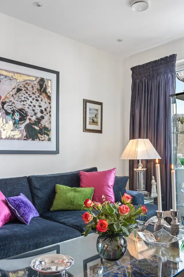 Bright & modern flat in a central location. 2 bedrooms. Lovely outdoor area. Lift. Parking space. — image 4