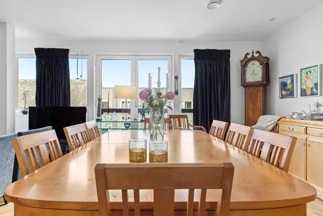 Stuen har rikelig med plass til sofahjørne og og spisebord.