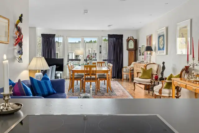 Bright & modern flat in a central location. 2 bedrooms. Lovely outdoor area. Lift. Parking space. — image 9