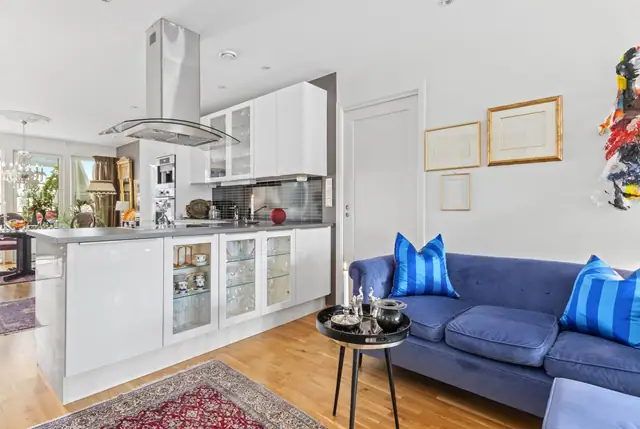 Bright & modern flat in a central location. 2 bedrooms. Lovely outdoor area. Lift. Parking space. — image 10