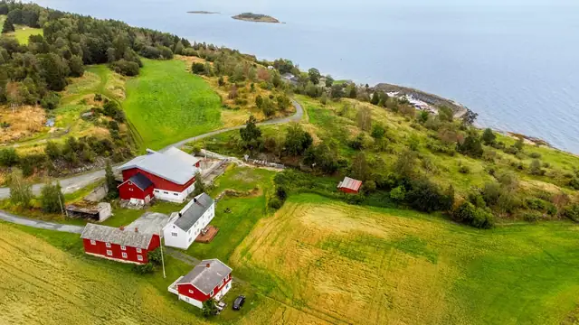 Idyllisk småbrukstun på Ytterøy | to bolighus, utleiemuligheter og nærhet til sjøen