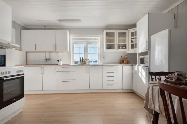 Lyst og trivelig kjøkken med god plass til matlaging og sosialt samvær