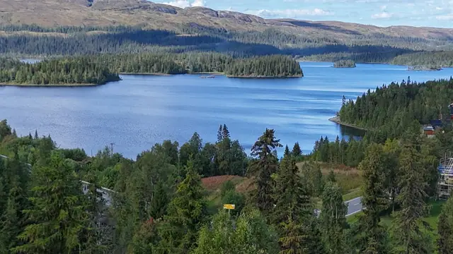 En innbydende hytte som kombinerer moderne komfort med ekte hyttesjarm. Nytt bad.