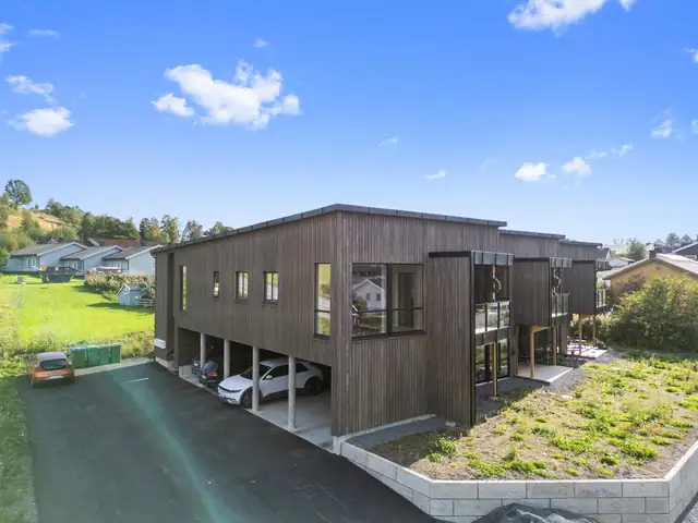 Carport med tilhørende sportsbod. Elbillader.